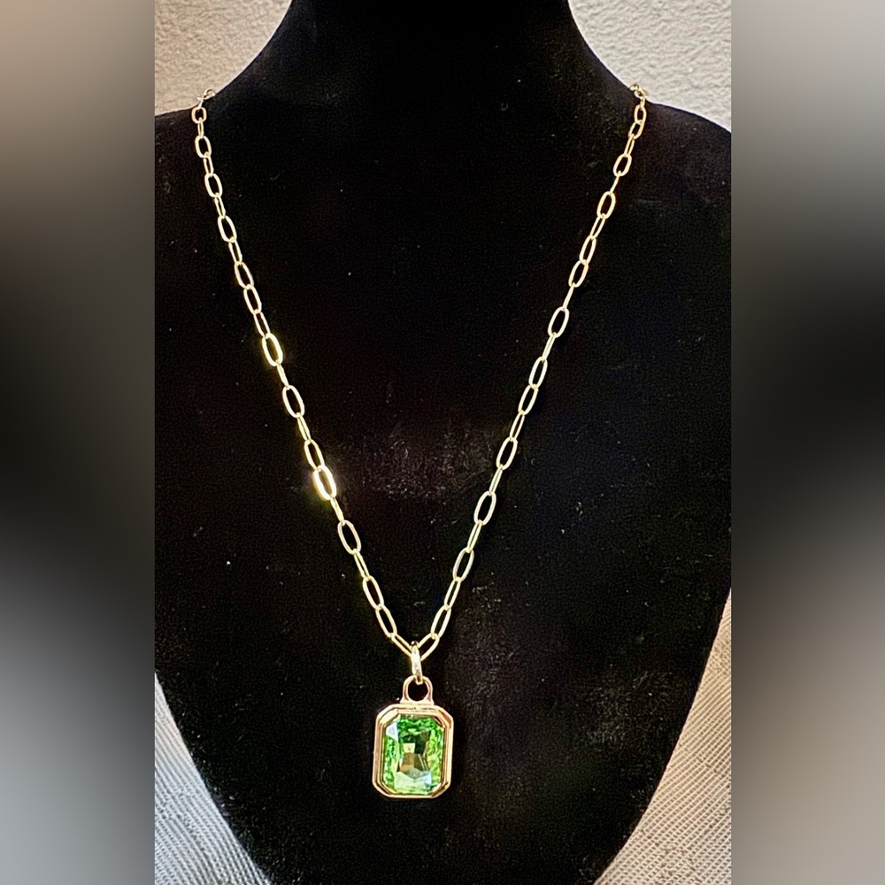 Elegant Gold Toned Statement Necklace with Green Glass Pendant